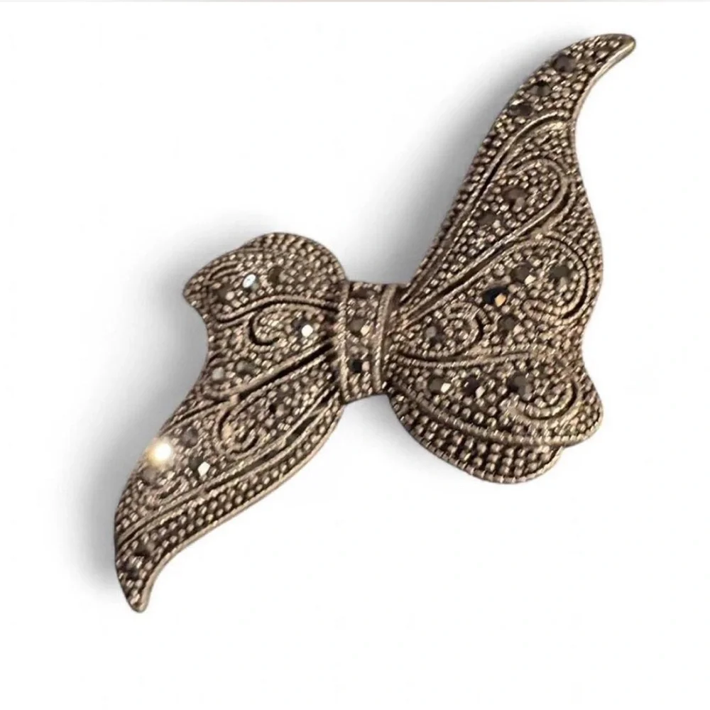Elegant Silver Butterfly Bow Brooch - Picture 1 of 2